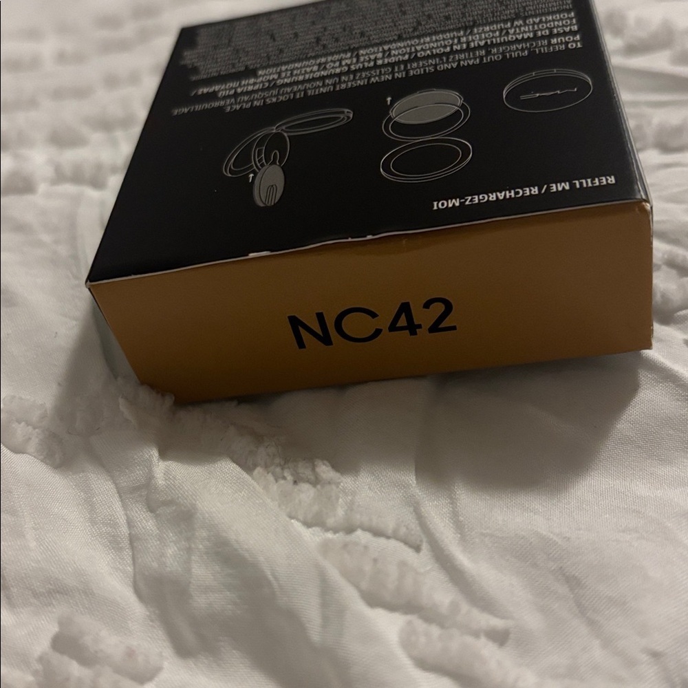 NEW MAC FULL COVERAGE POWDER FOUNDATION IN SHADE NC 42 - Picture 9 of 10